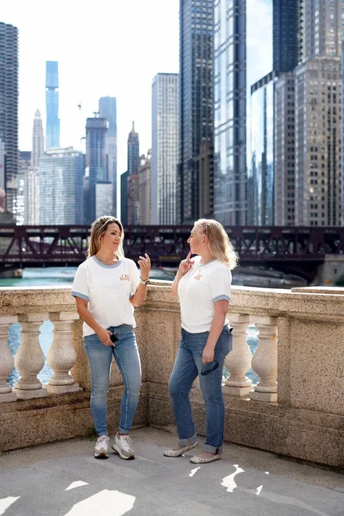 Lole y Lyn, las anfitrionas, junto al río de Chicago
