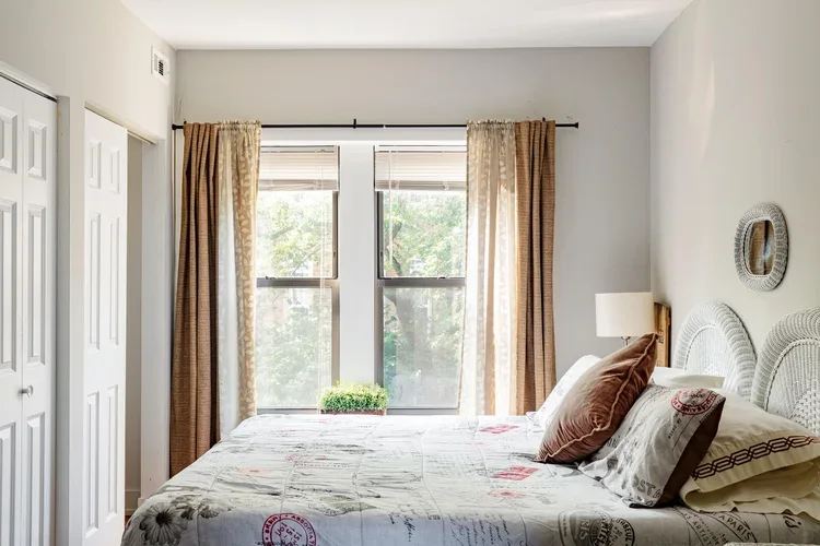 Dormitorio con la ventana al fondo